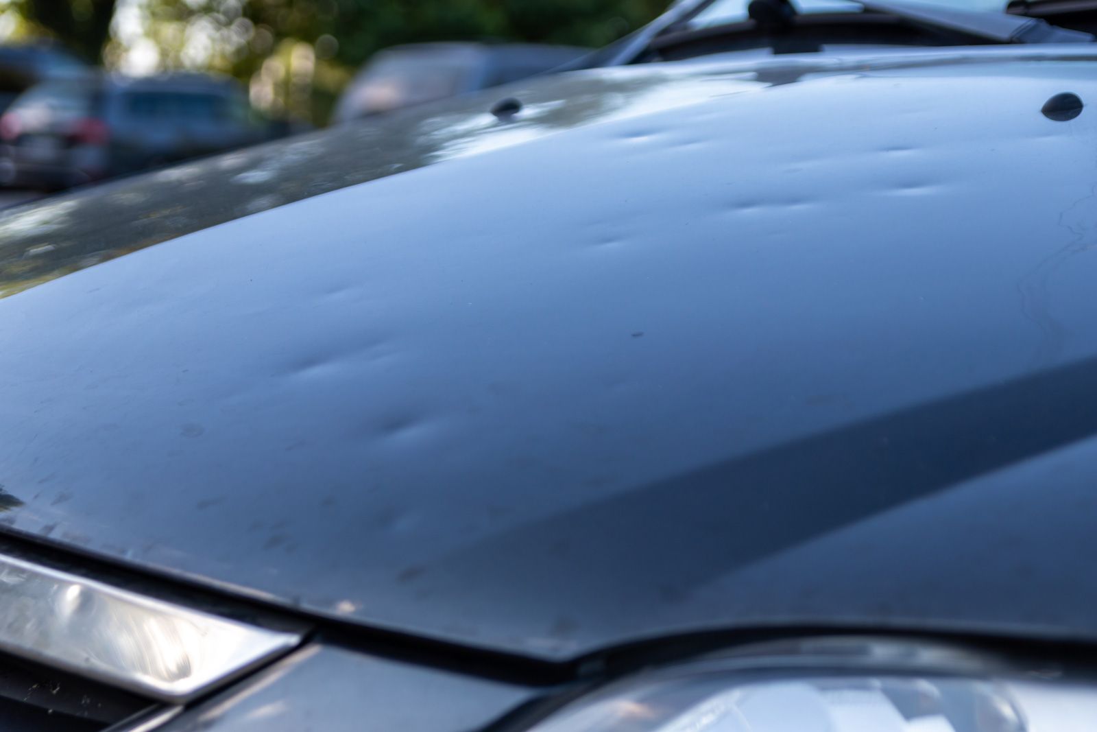 Hagelschäden auf einer Motorhaube